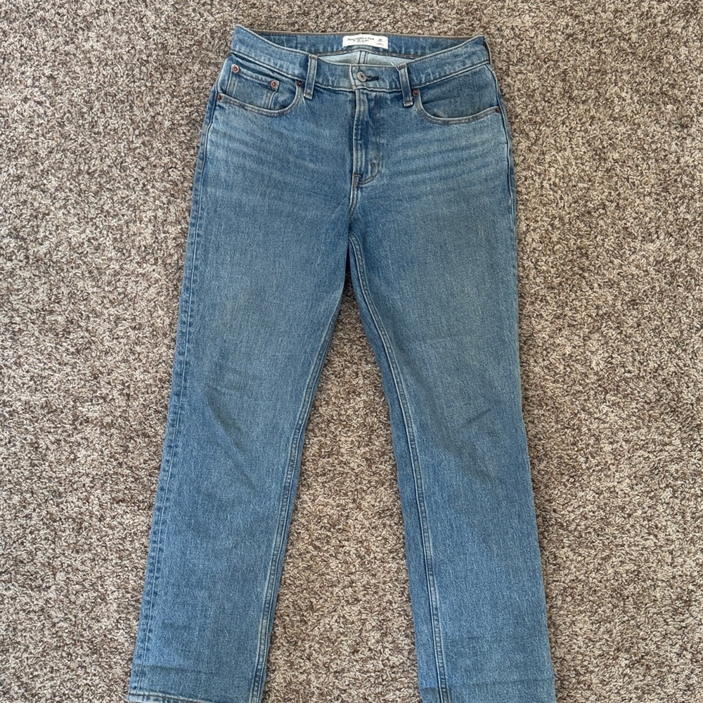 Abercrombie 90s Straight Mid Rise. Women's